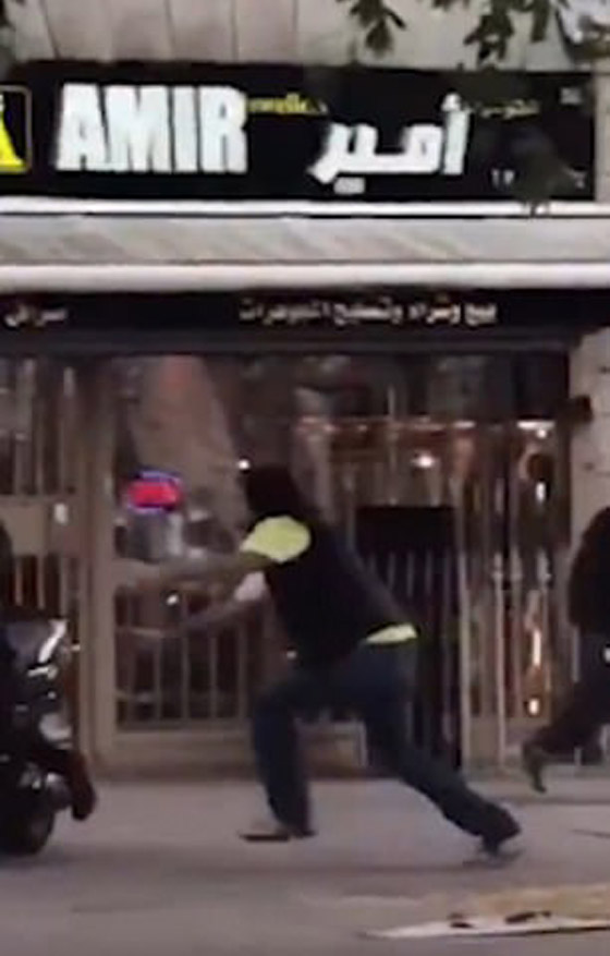أبطال عرب يتصدون لعصابة مسلحة سرقت محل مجوهرات في لندن! فيديو صورة رقم 1