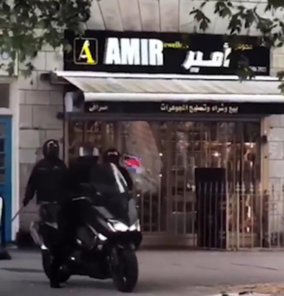 أبطال عرب يتصدون لعصابة مسلحة سرقت محل مجوهرات في لندن! فيديو صورة رقم 4