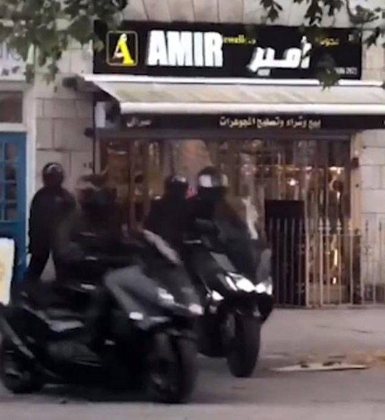 أبطال عرب يتصدون لعصابة مسلحة سرقت محل مجوهرات في لندن! فيديو صورة رقم 5