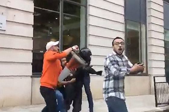 أبطال عرب يتصدون لعصابة مسلحة سرقت محل مجوهرات في لندن! فيديو صورة رقم 8