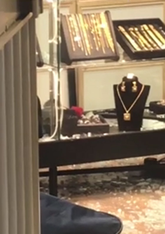 أبطال عرب يتصدون لعصابة مسلحة سرقت محل مجوهرات في لندن! فيديو صورة رقم 11