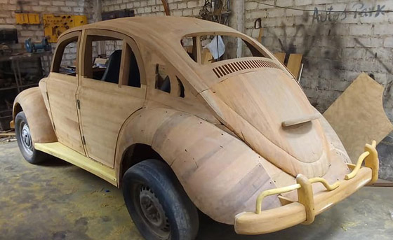 بالصور: نجار يبني سيارة بالكامل من الخشب من أجل ابنته! صورة رقم 1