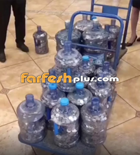 بائع متجول صيني يشتري شقة بـ20 زجاجة مياه مملوءة بالعملات المعدنية! صورة رقم 1