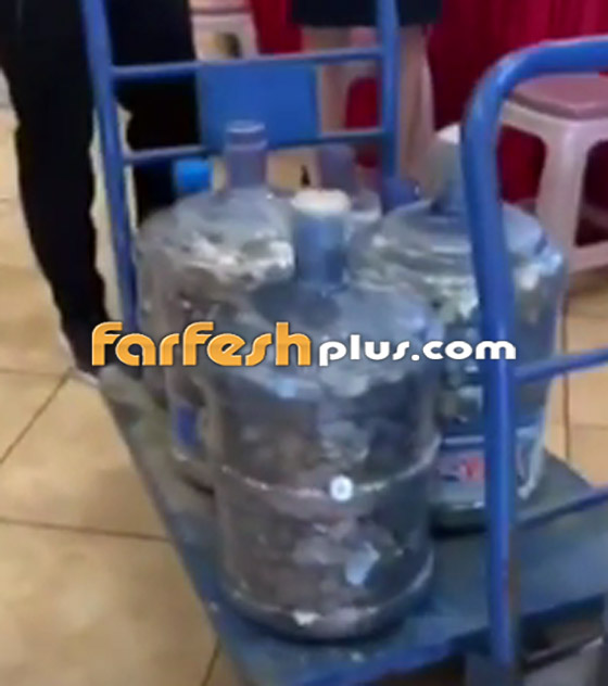 بائع متجول صيني يشتري شقة بـ20 زجاجة مياه مملوءة بالعملات المعدنية! صورة رقم 4