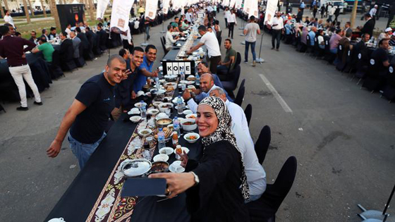 مجدداً.. مصر تدخل موسوعة غينيس بأطول مائدة لطعام الإفطار صورة رقم 8