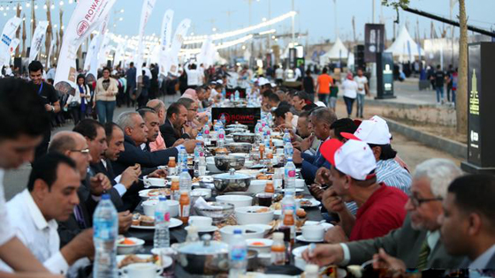 مجدداً.. مصر تدخل موسوعة غينيس بأطول مائدة لطعام الإفطار صورة رقم 9