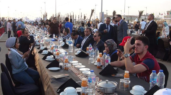 مجدداً.. مصر تدخل موسوعة غينيس بأطول مائدة لطعام الإفطار صورة رقم 17
