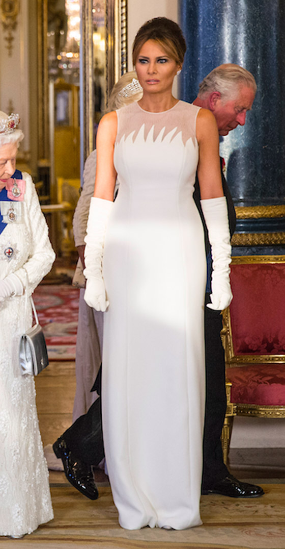 صور: أزياء باللون الأبيض على المأدبة الملكية بقصر باكنغهام في بريطانيا صورة رقم 1