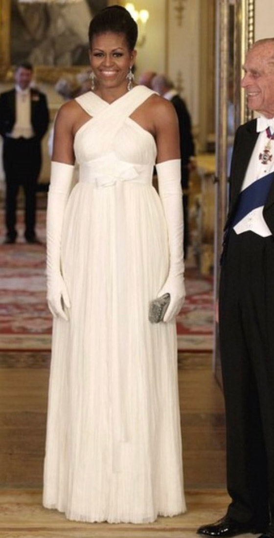 صور: أزياء باللون الأبيض على المأدبة الملكية بقصر باكنغهام في بريطانيا صورة رقم 2
