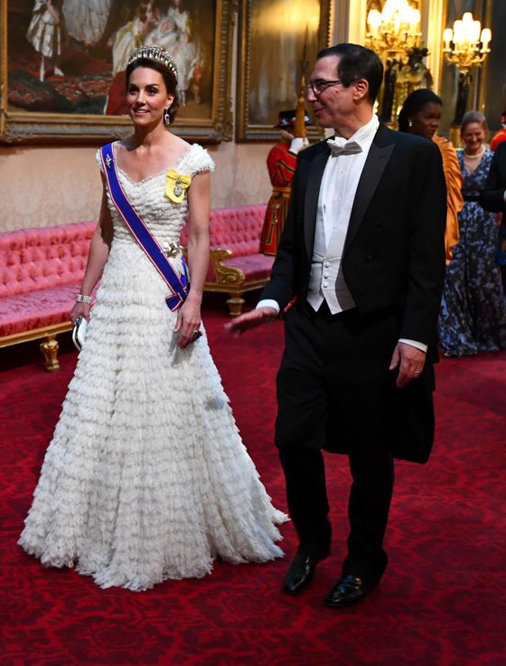 صور: أزياء باللون الأبيض على المأدبة الملكية بقصر باكنغهام في بريطانيا صورة رقم 3
