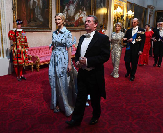 صور: أزياء باللون الأبيض على المأدبة الملكية بقصر باكنغهام في بريطانيا صورة رقم 5