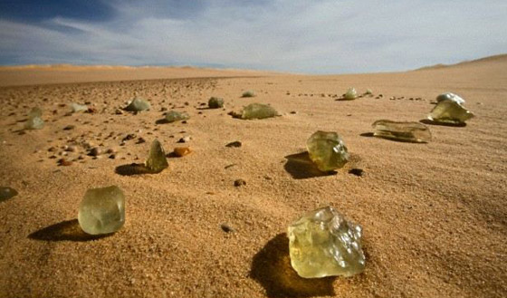 فك لغز زجاج الصحراء الأصفر الثمين الذي استخدمه الفراعنة بصناعة مجوهراتهم صورة رقم 10