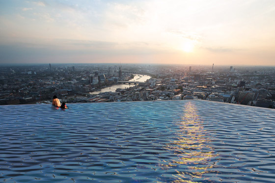بالفيديو والصور: أغرب حوض سباحة بالعالم.. على سطح برج شاهق صورة رقم 4