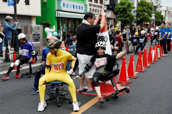 دم وعرق وجائزة غريبة في سباق كراسي المكاتب في اليابان! فيديو وصور صورة رقم 9