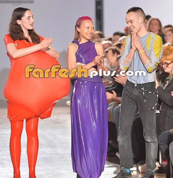 عارضات أزياء يرتدين بالونات منفوخة ملونة تتحول لأزياء بعد تفريغها! صورة رقم 1