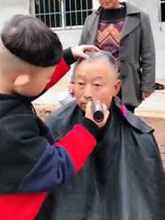 لن تصدق مهارة هذا الطفل الصيني في حلاقة وتصفيف الشعر! فيديو صورة رقم 15