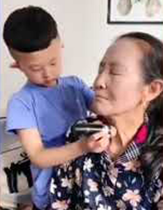 لن تصدق مهارة هذا الطفل الصيني في حلاقة وتصفيف الشعر! فيديو صورة رقم 16