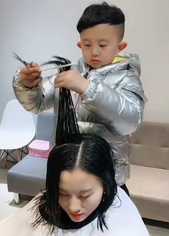 لن تصدق مهارة هذا الطفل الصيني في حلاقة وتصفيف الشعر! فيديو صورة رقم 2
