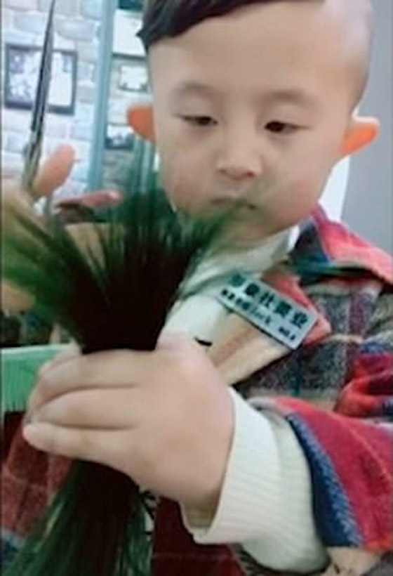 لن تصدق مهارة هذا الطفل الصيني في حلاقة وتصفيف الشعر! فيديو صورة رقم 3