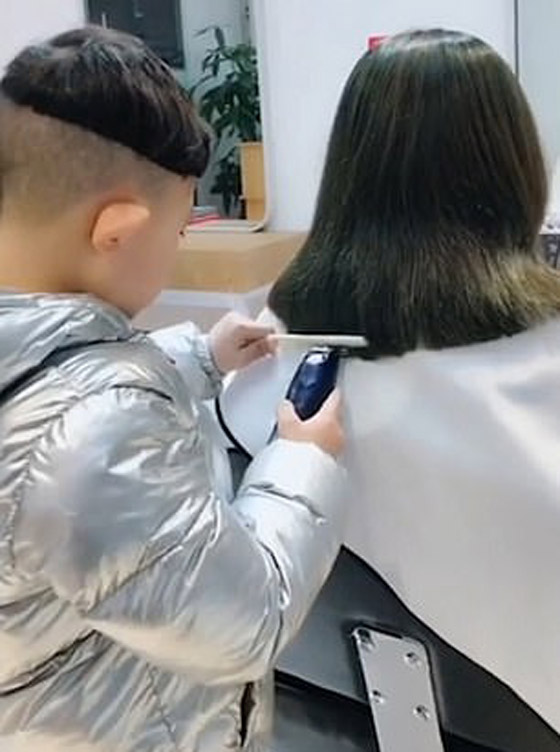 لن تصدق مهارة هذا الطفل الصيني في حلاقة وتصفيف الشعر! فيديو صورة رقم 6