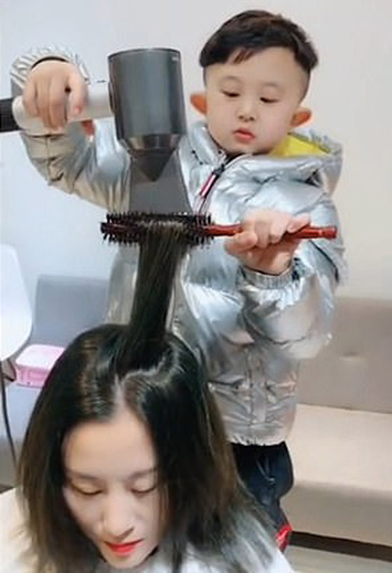 لن تصدق مهارة هذا الطفل الصيني في حلاقة وتصفيف الشعر! فيديو صورة رقم 7