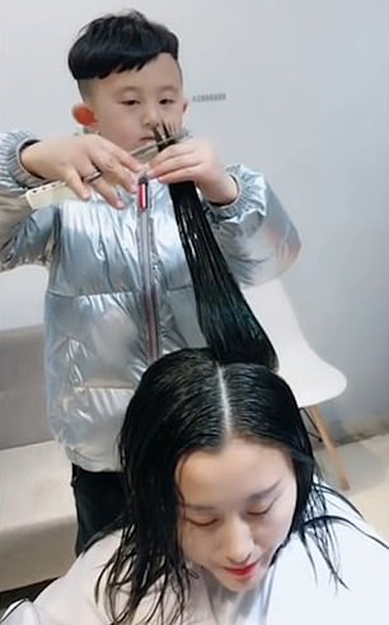 لن تصدق مهارة هذا الطفل الصيني في حلاقة وتصفيف الشعر! فيديو صورة رقم 8