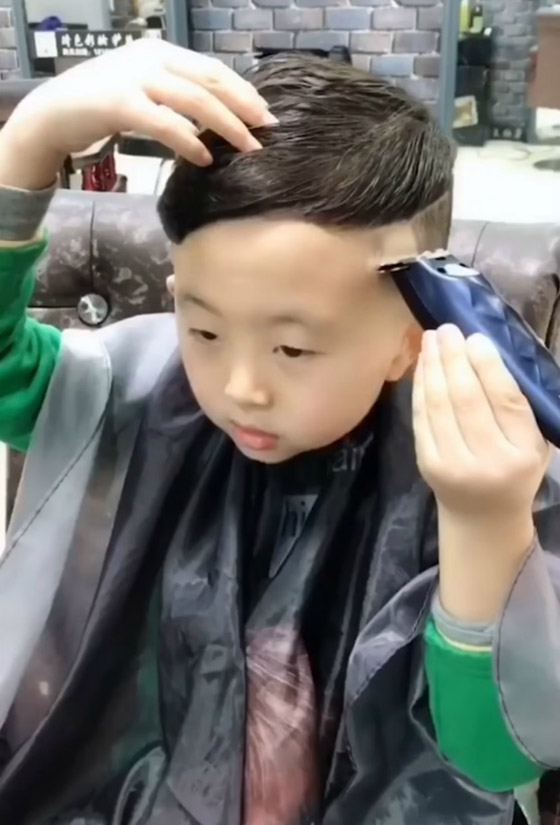 لن تصدق مهارة هذا الطفل الصيني في حلاقة وتصفيف الشعر! فيديو صورة رقم 12