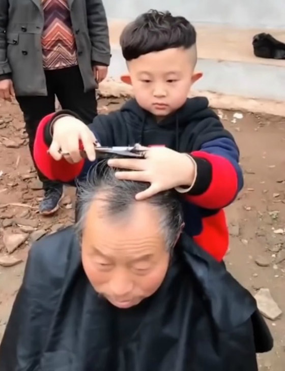 لن تصدق مهارة هذا الطفل الصيني في حلاقة وتصفيف الشعر! فيديو صورة رقم 13