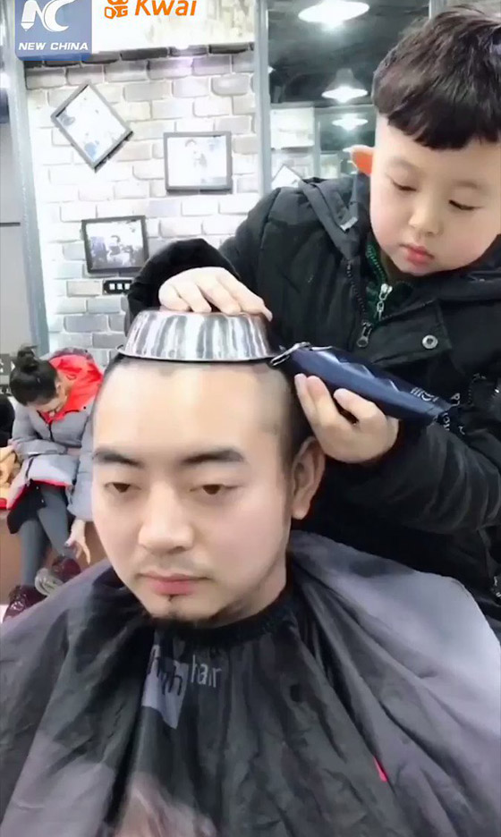 لن تصدق مهارة هذا الطفل الصيني في حلاقة وتصفيف الشعر! فيديو صورة رقم 14
