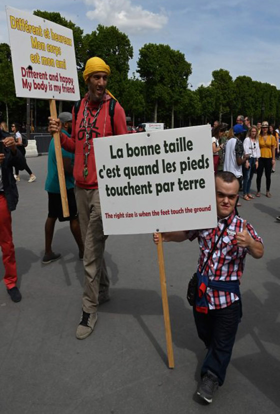 مسيرة لطوال القامة في باريس تهدف لتعزيز 