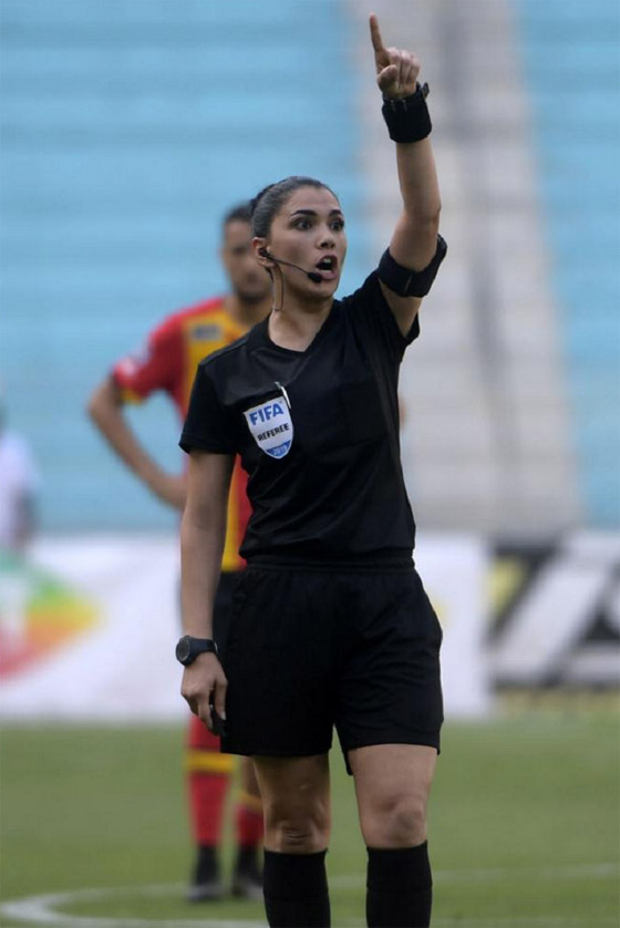  صورة رقم 3 - بالصور: أول امرأة حكم في تونس تدير مباراة كرة قدم للرجال