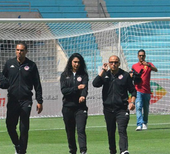  صورة رقم 7 - بالصور: أول امرأة حكم في تونس تدير مباراة كرة قدم للرجال