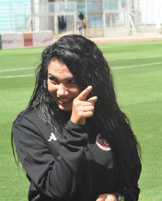  صورة رقم 2 - بالصور: أول امرأة حكم في تونس تدير مباراة كرة قدم للرجال