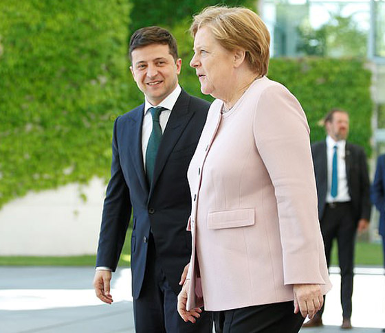 أنجيلا ميركل ترتجف وترتعش وتهتز بجانب الرئيس الأوكراني.. ما السبب؟! صورة رقم 10