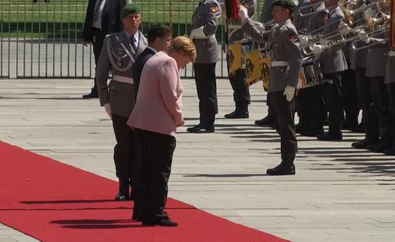 أنجيلا ميركل ترتجف وترتعش وتهتز بجانب الرئيس الأوكراني.. ما السبب؟! صورة رقم 12