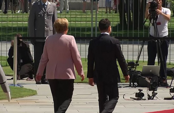 أنجيلا ميركل ترتجف وترتعش وتهتز بجانب الرئيس الأوكراني.. ما السبب؟! صورة رقم 13