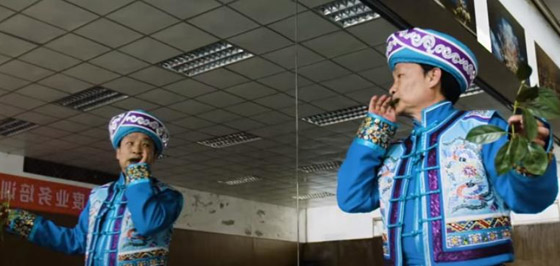 موهبة نادرة مدهشة: صيني يعزف الموسيقى بأوراق الشجر! فيديو صورة رقم 3