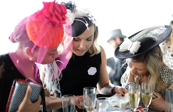 بالصور: أبرز إطلالات القبعات النسائية في سباق رويال أسكوت صورة رقم 8