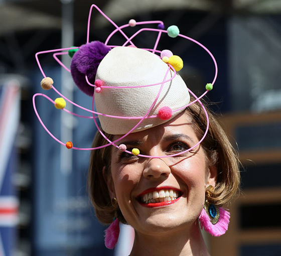 بالصور: أبرز إطلالات القبعات النسائية في سباق رويال أسكوت صورة رقم 14