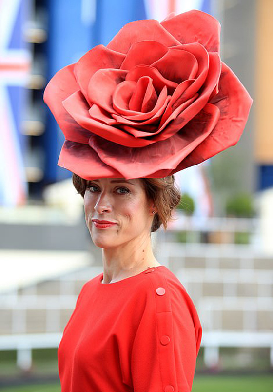 بالصور: أبرز إطلالات القبعات النسائية في سباق رويال أسكوت صورة رقم 15