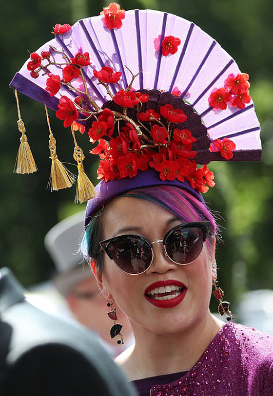 بالصور: أبرز إطلالات القبعات النسائية في سباق رويال أسكوت صورة رقم 16