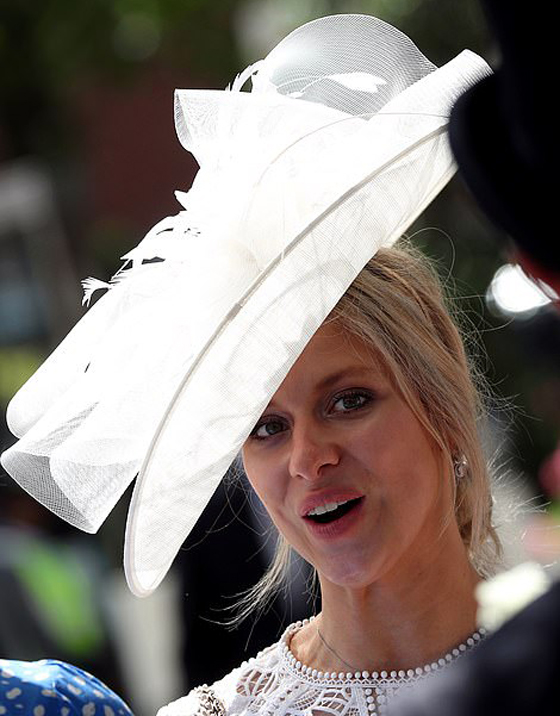 بالصور: أبرز إطلالات القبعات النسائية في سباق رويال أسكوت صورة رقم 18