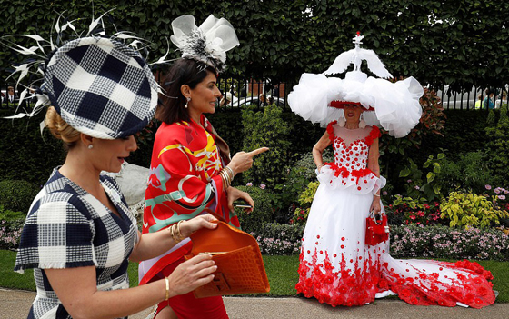 بالصور: أبرز إطلالات القبعات النسائية في سباق رويال أسكوت صورة رقم 22