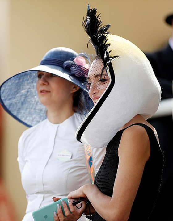 بالصور: أبرز إطلالات القبعات النسائية في سباق رويال أسكوت صورة رقم 28