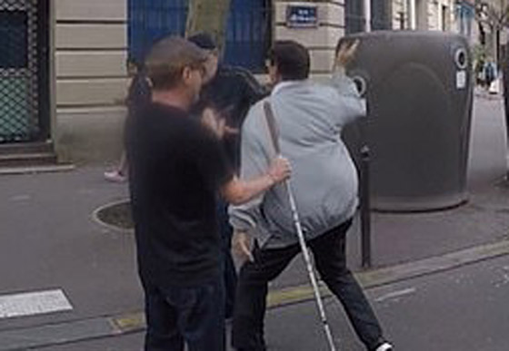 فيديو صادم.. سائق تاكسي يعتدي بالضرب على كفيف ومرافقه في باريس! صورة رقم 1