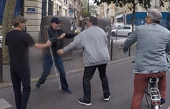 فيديو صادم.. سائق تاكسي يعتدي بالضرب على كفيف ومرافقه في باريس! صورة رقم 2