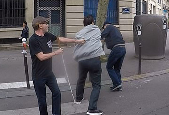 فيديو صادم.. سائق تاكسي يعتدي بالضرب على كفيف ومرافقه في باريس! صورة رقم 3