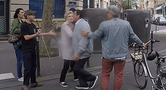 فيديو صادم.. سائق تاكسي يعتدي بالضرب على كفيف ومرافقه في باريس! صورة رقم 5