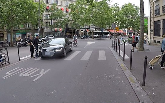 فيديو صادم.. سائق تاكسي يعتدي بالضرب على كفيف ومرافقه في باريس! صورة رقم 8
