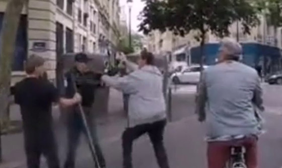 فيديو صادم.. سائق تاكسي يعتدي بالضرب على كفيف ومرافقه في باريس! صورة رقم 6